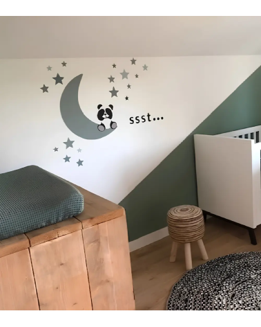 Groene babykamer met een oudgroene pandabeer op maan muurdecoratie.
