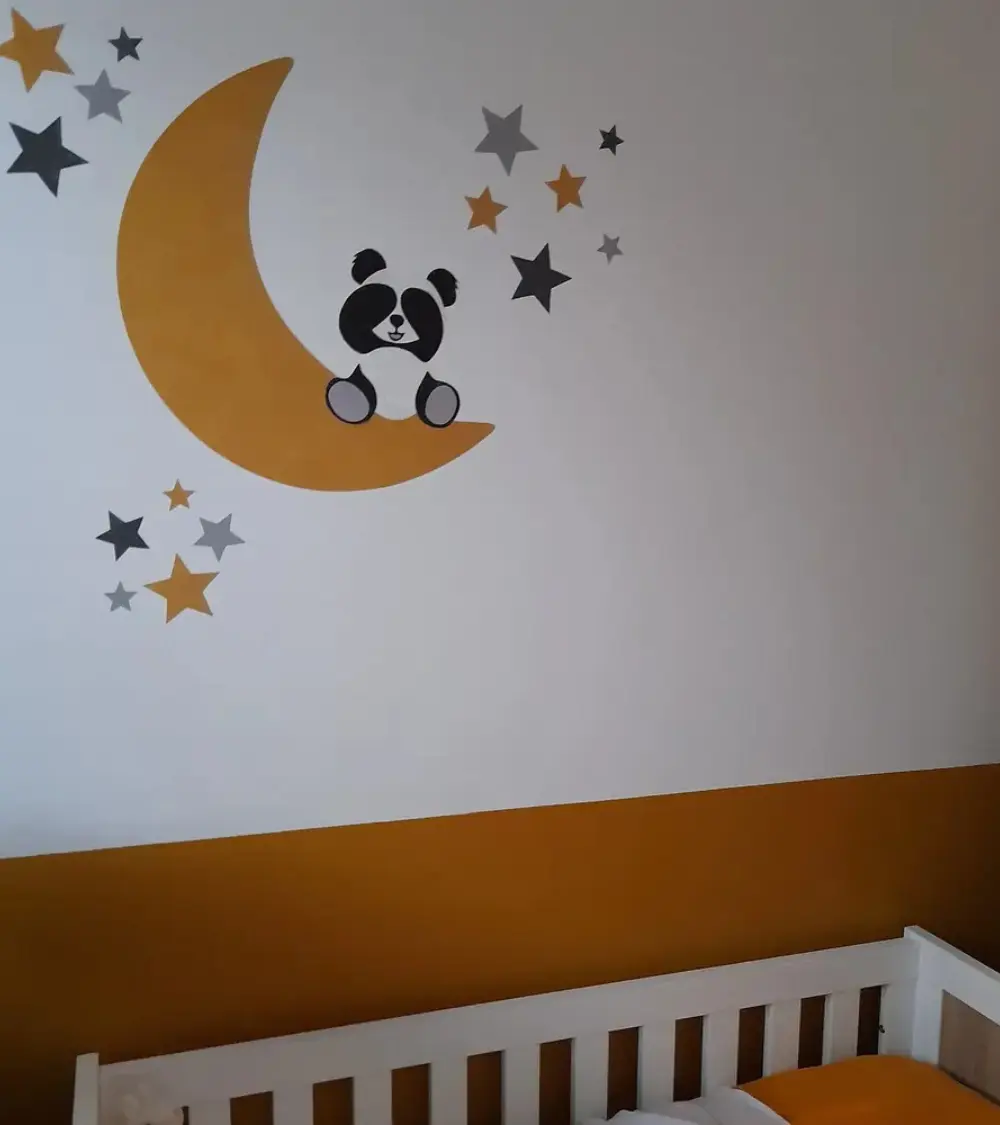 Behangsticker pandabeertje op maan in warme okergele babykamer.