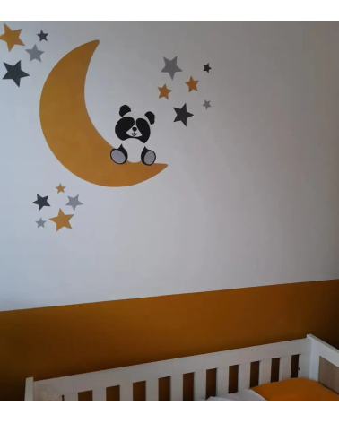 Behangsticker pandabeertje op maan in warme okergele babykamer.