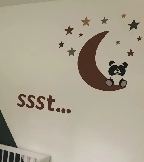 Terracotta maan behangsticker met pandabeer babykamer.