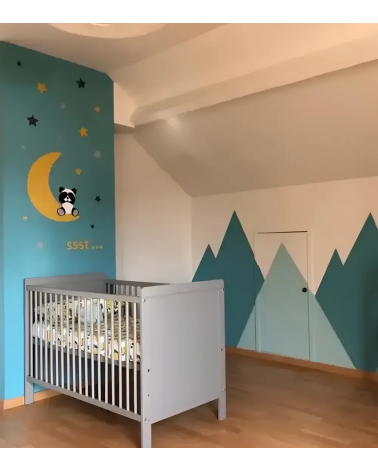 Lichtblauwe babykamer met okergele maan behangsticker en pandabeer.