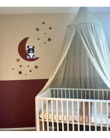 Terracotta babykamer met een pandabeer op de maan muurdecoratie.