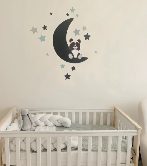 Behangsticker jongens babykamer pandabeer op maan met sterren.