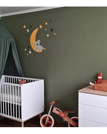 Slapende koalabeer op een okergele maan behangsticker in een donkergroene babykamer.