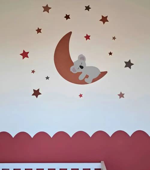 Terracotta babykamer met koalabeer op maan behangsticker in roestbruin.