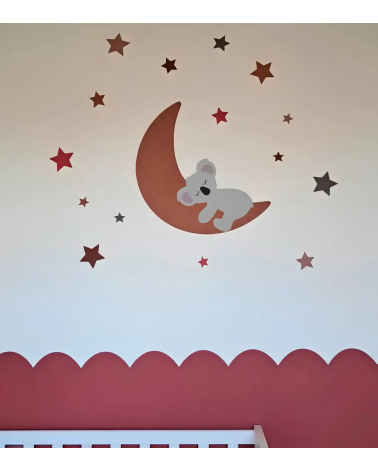 Terracotta babykamer met koalabeer op maan behangsticker in roestbruin.