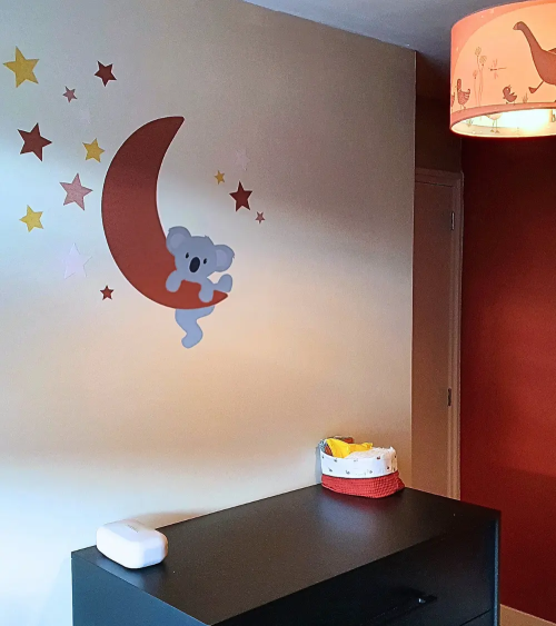 Koalabeer op maan behangsticker in terracotta en roestbruine babykamer.