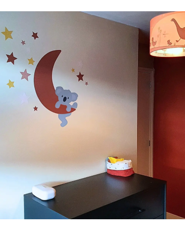 Koalabeer op maan behangsticker in terracotta en roestbruine babykamer.