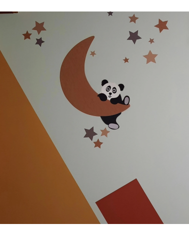 Babykamer behangsticker met een hangende pandabeer op een terracotta maan.