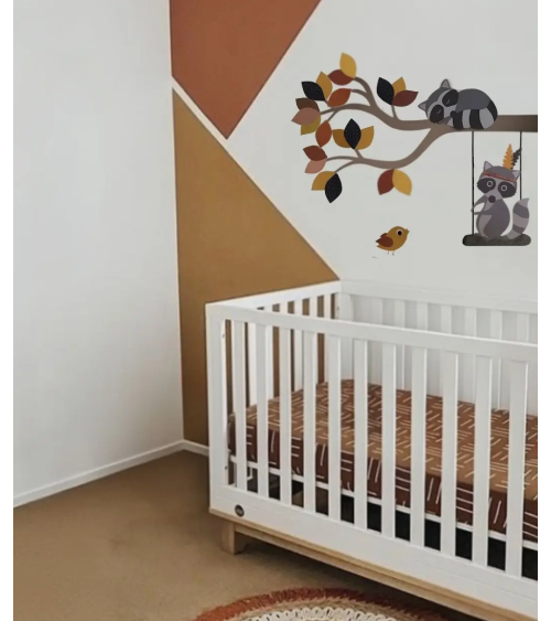 Behangsticker kinderkamer van een tak met bosdieren en wasberen in terracotta en oker.