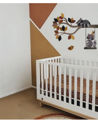 Behangsticker kinderkamer van een tak met bosdieren en wasberen in terracotta en oker.