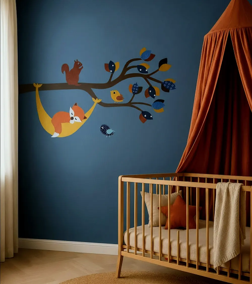 Muurdecoratie van een bosdierentak met een vosje in een hangmat in een donkerblauwe en terracotta babykamer.