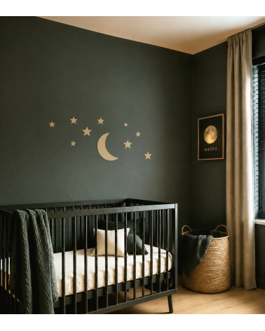 Donkergroen met zwarte babykamer met een gouden maan behangsticker boven het bedje.