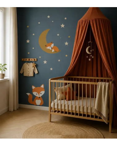 Luxe vosjes behangstickers in een donkerblauwe met terracotta bosdieren babykamer.