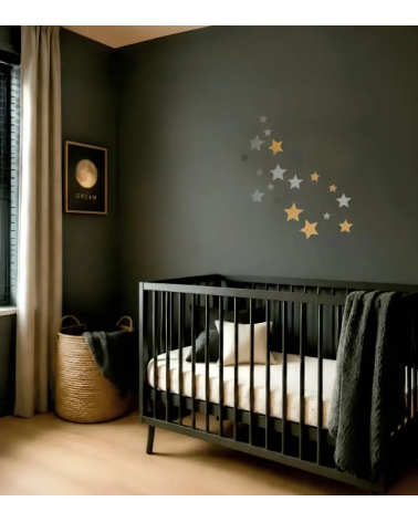 Luxe set sterren behangstickers in een donkergroene babykamer.