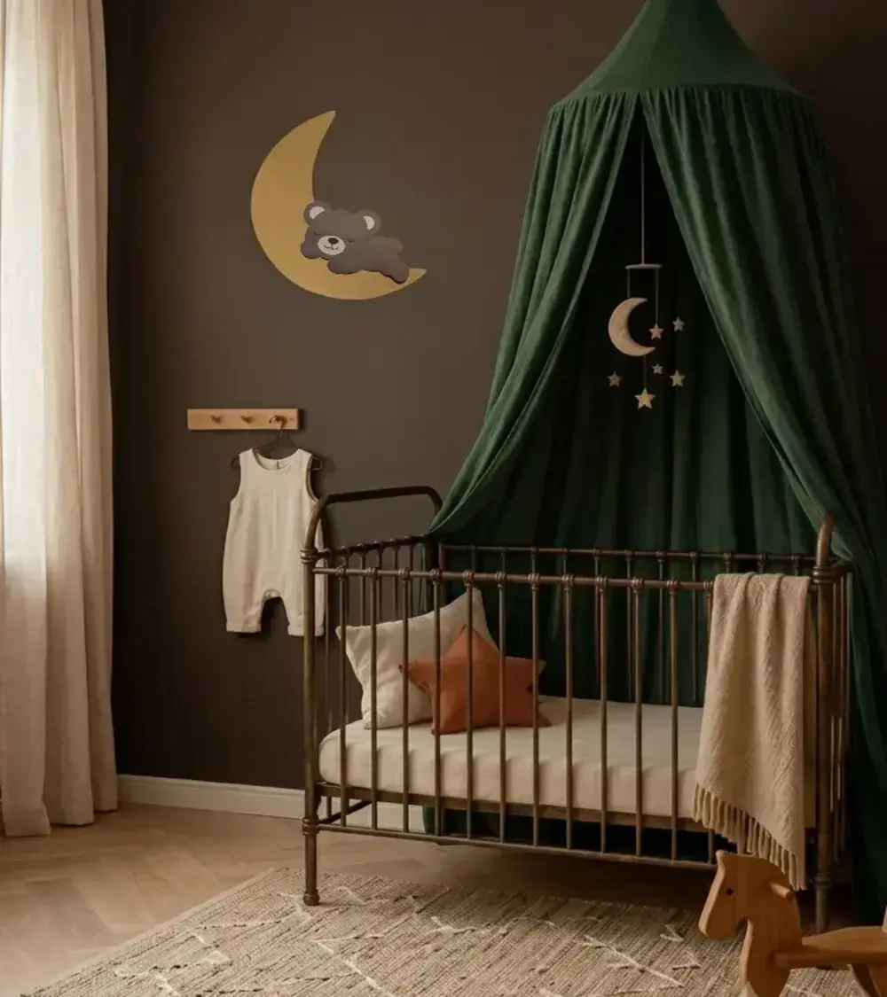 Neutrale babykamer met teddybeer op een gouden maan