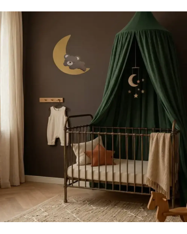 Neutrale babykamer met teddybeer op een gouden maan