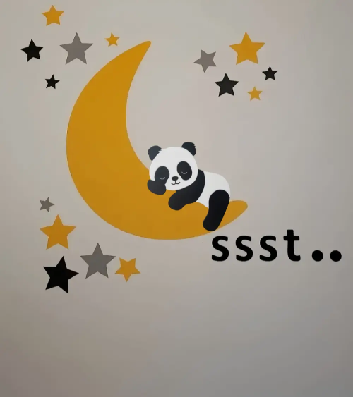 Slapende panda op maan behangsticker okergeel met behangletters ssst...