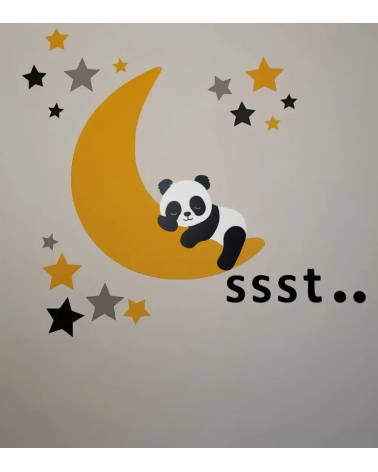 Slapende panda op maan behangsticker okergeel met behangletters ssst...