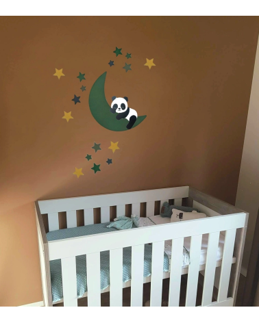Babykamer behangsticker met een slapende pandabeer op een donkergroene maan.