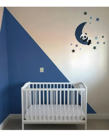 Blauwe jongens babykamer met een slapende pandabeer op een maan behangsticker.