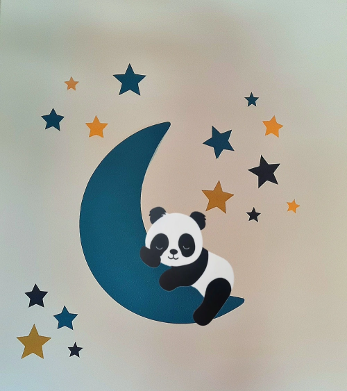 Muurdecoratie jongenskamer slapende pandabeer op de maan in petrol en okergeel.