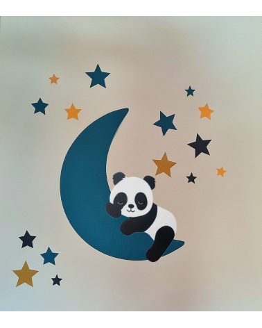 Muurdecoratie jongenskamer slapende pandabeer op de maan in petrol en okergeel.