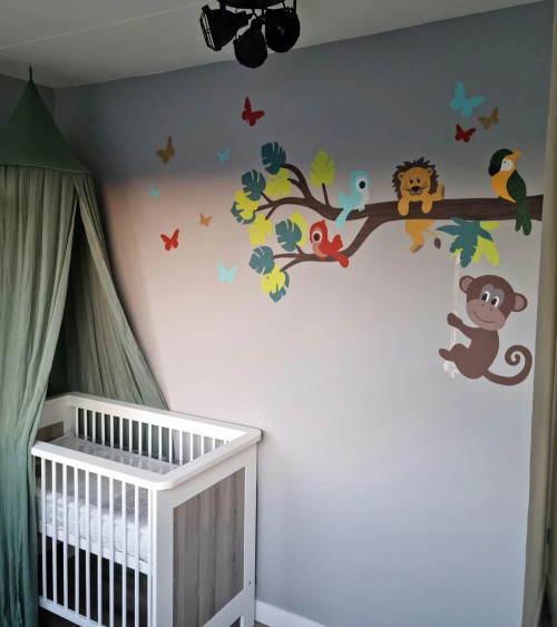 Behangmuursticker jungletak met koala, panda en aap in groene babykamer.