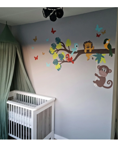 Behangmuursticker jungletak met koala, panda en aap in groene babykamer.
