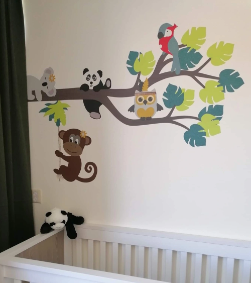 Behangmuursticker jungletak babykamer felle kleuren.