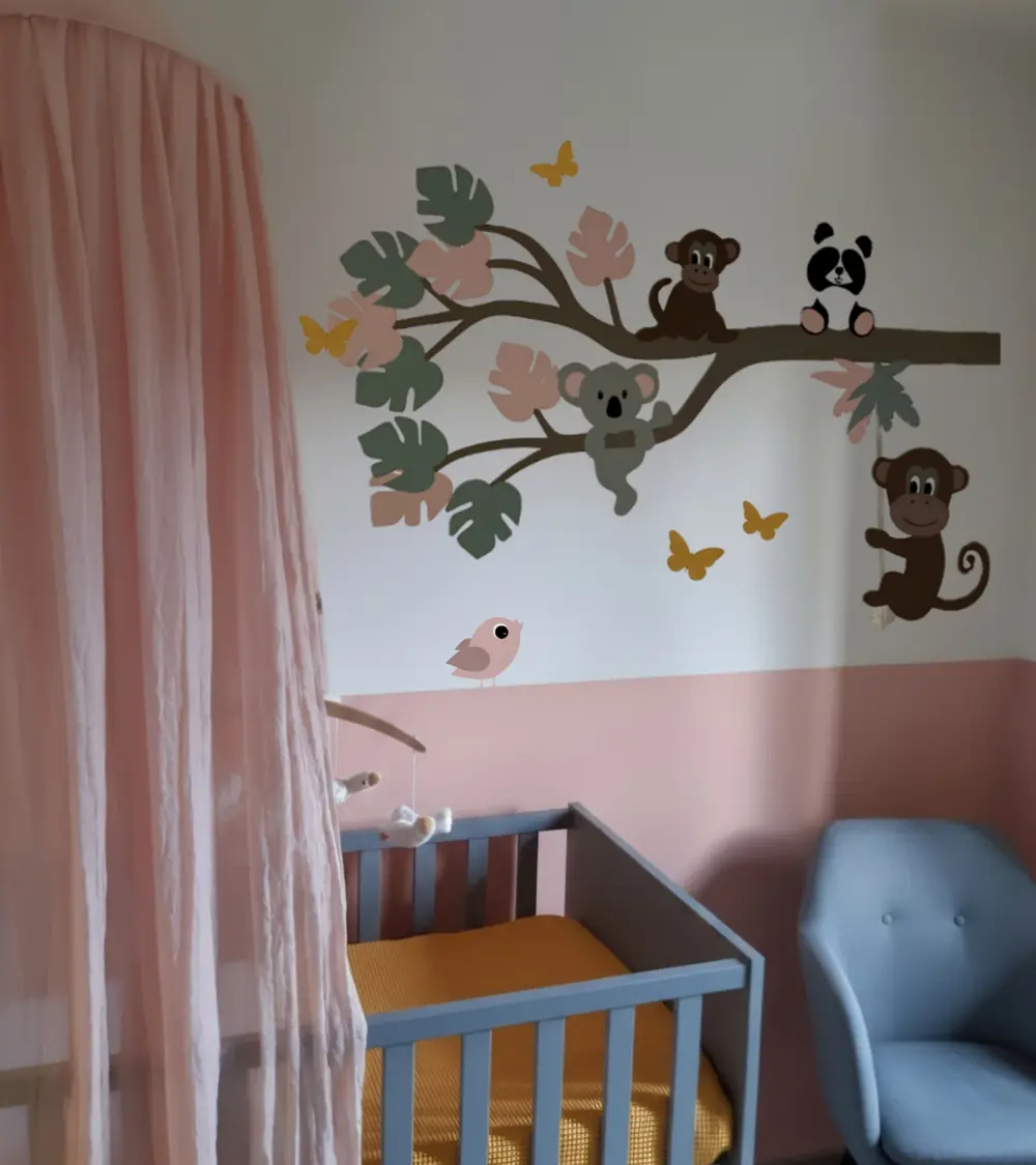 Jungle muurdecoratie meisjeskamer in oudroze en oud groen.