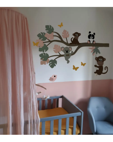Jungle muurdecoratie meisjeskamer in oudroze en oud groen.
