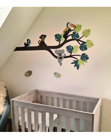Behangsticker jungle tak met vrolijke jungle dieren in beige babykamer.