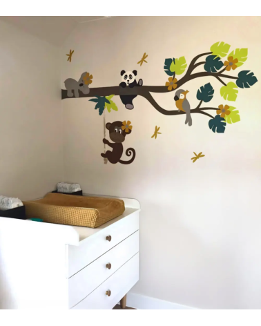 Behang muursticker jungle kamer met okergele accenten en een jungle tak met dieren .