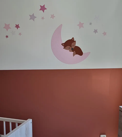 Muurdecoratie meisjesbabykamer slapend vosje op de maan roze.