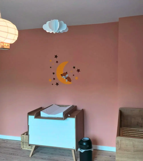 Behang muurdecoratie roze meisjes babykamer slapend vosje op de maan okergeel.