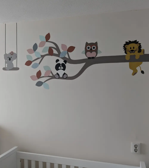 Muurdecoratie meisjeskamer boomtak met dieren in roze, groen en terracotta.