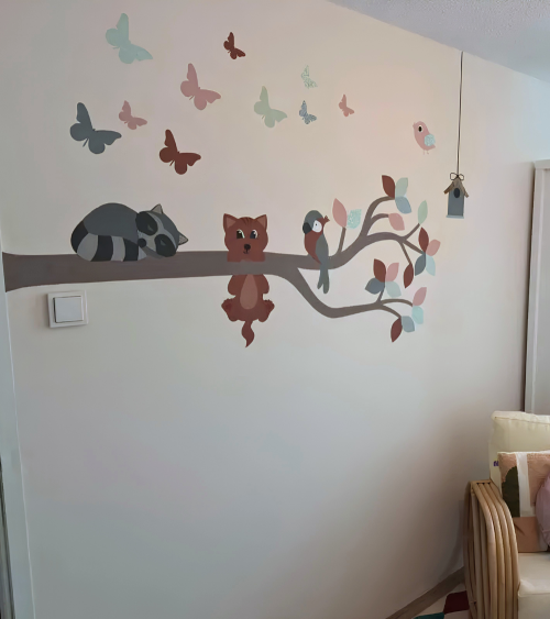 Muurdecoratie meisjeskamer tak met diertjes in roze, groen en terracotta.