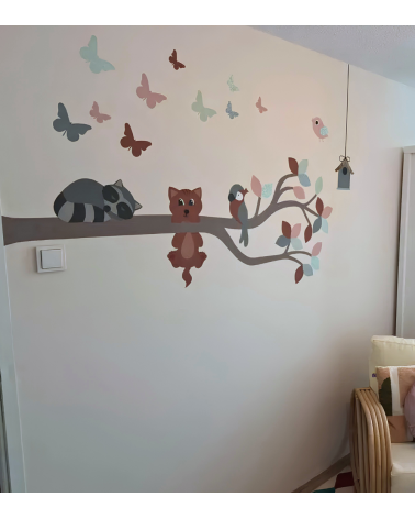 Muurdecoratie meisjeskamer tak met diertjes in roze, groen en terracotta.