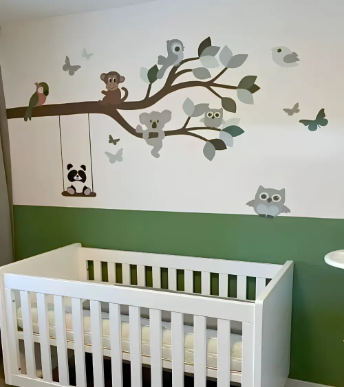 Zelf samen te stellen kinderkamer muurdecoratie met een tak met dieren.