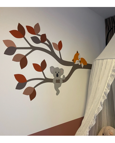 Behangsticker tak met slapend vosje en hangend koalabeertje in roest tinten.