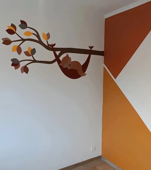 Tak met vosje in hangmat als muurdecoratie in de babykamer in de kleuren okergeel en roest.