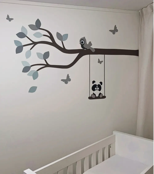 Neutrale muurdecoratie babykamer boomtak met dieren.