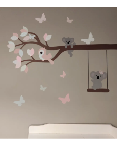 Muurdecoratie meisjeskamer boomtak met diertjes in pastel kleuren.