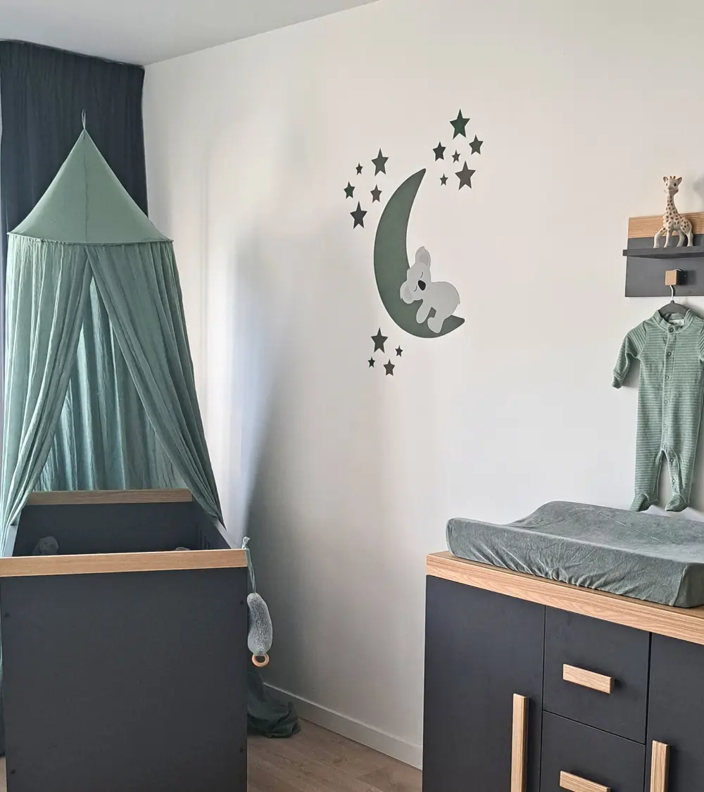 Behangsticker babykamer slapende koalabeer op de maan met sterren donkergroen