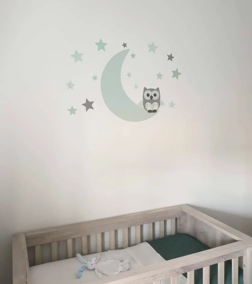Muursticker neutrale babykamer met een uil op de maan met sterren mintgroen.