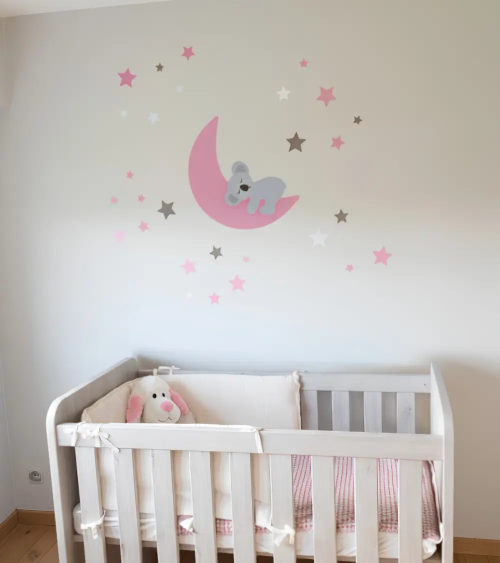 Behangsticker meisjes babykamer slapende koalabeer op de maan met sterren roze.