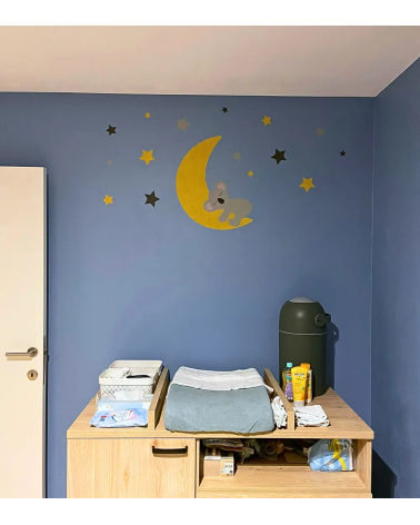Behangsticker slapende koalabeer op een okergele maan in een blauwe babykamer.