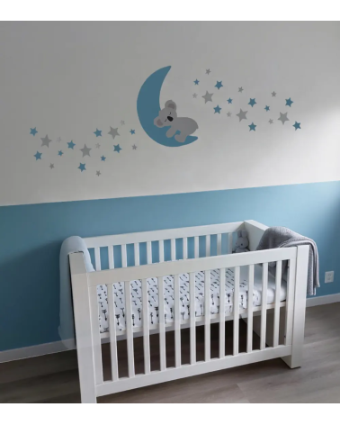 Behangsticker babykamer slapende koalabeer op de maan met sterren lichtblauw.