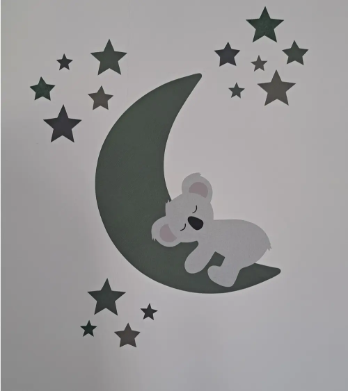 Behang sticker voor de babykamer met een slapende koalabeer op de maan oud groen.